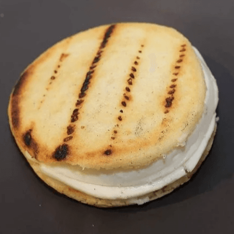 Arepa de Jamón y Queso de Mano