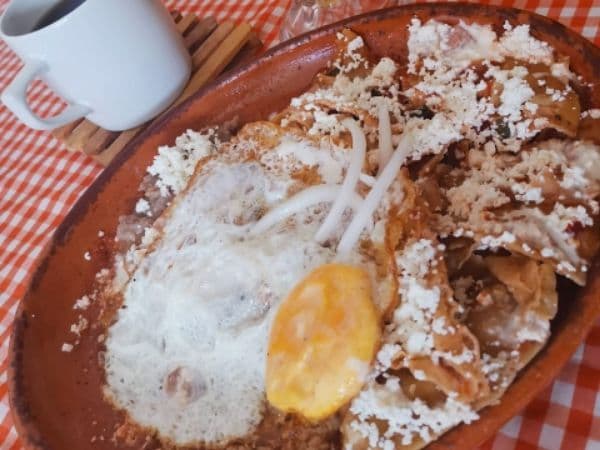 Chilaquiles con Pollo o Huevo.