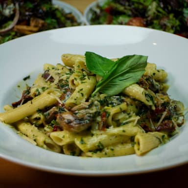 PASTA AL PESTO CON TOMATE DESHIDRATADO