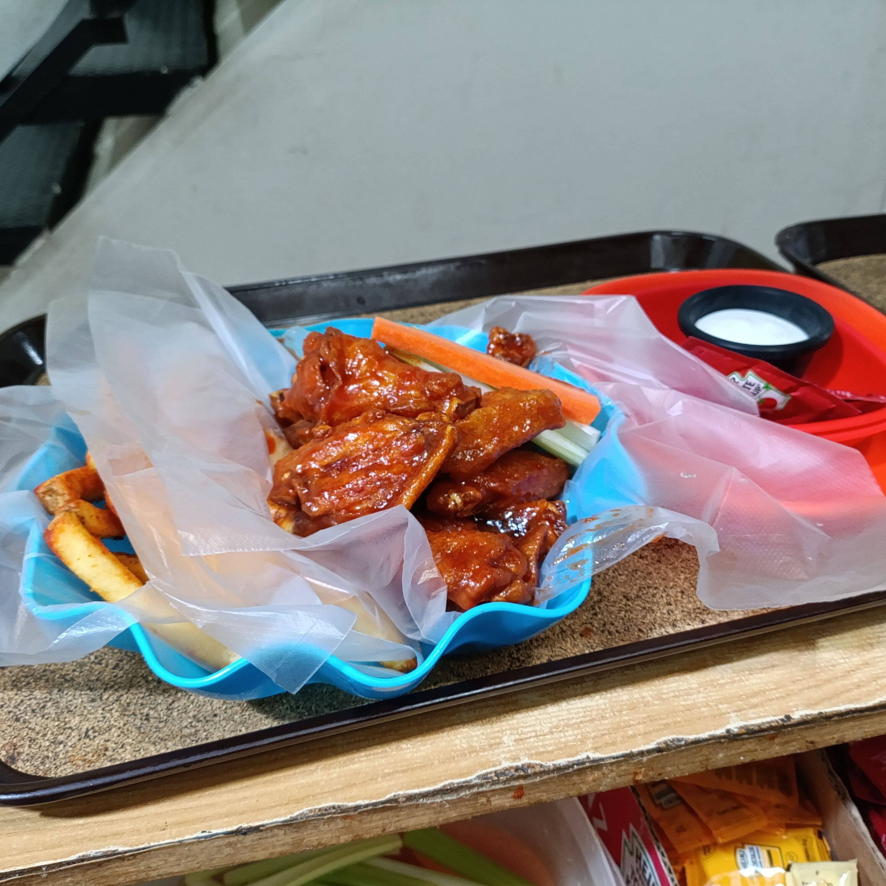 10 Piezas Alitas con Papas a la Francesa Regular