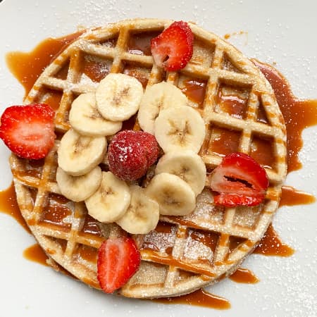 Waffles con Fresa y Plátano