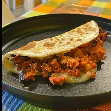 TACO CON TORTILLA DE HARINA CON QUESO Y CHORIZO