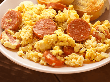 Huevos Revueltos con Salchicha