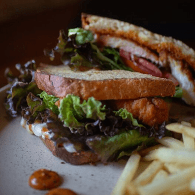 SANDWICH DE POLLO Y TOCINO
