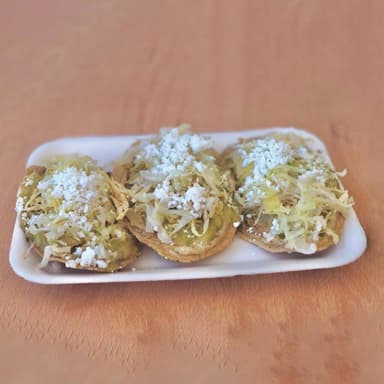 SOPES CON FRIJOLES, SALSA VERDE Y PROTEINA A ELEGI
