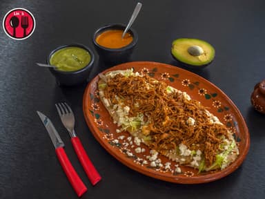Huarache con Carne Deshebrada