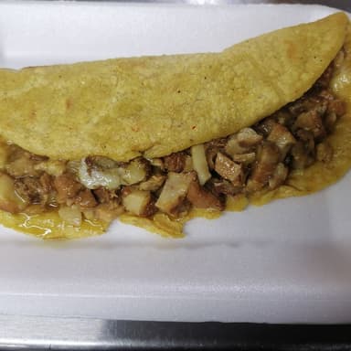 Quesadilla de Chicharrón Rojo