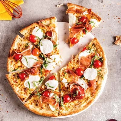 PIZZA BÚFALA, PROSCIUTTO Y POMODORO