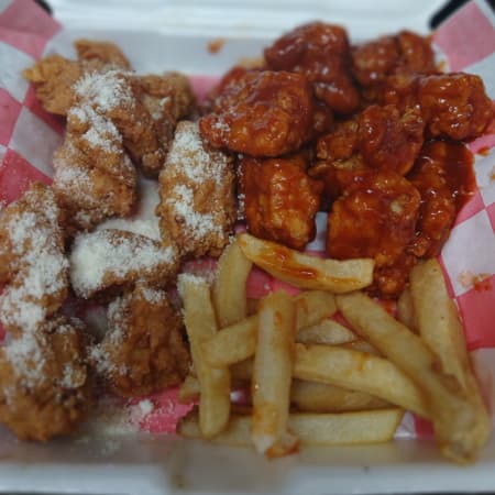 15 Boneless con Salsa Bufalo y Papas