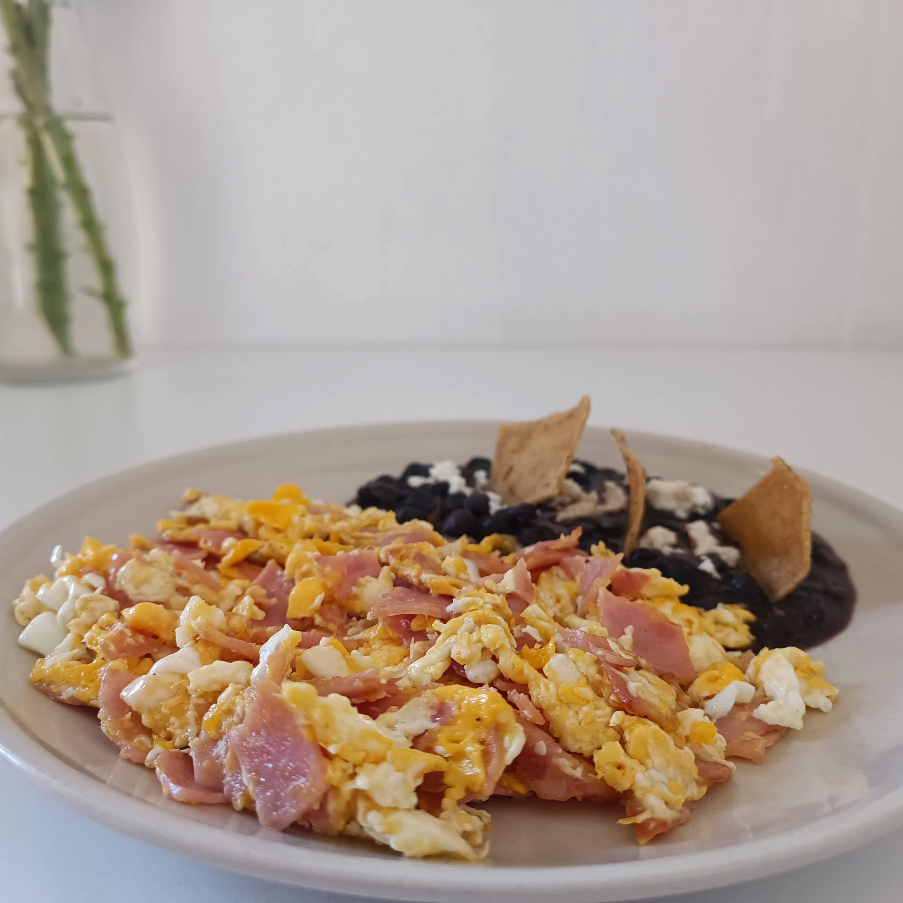Huevos al Gusto + Café