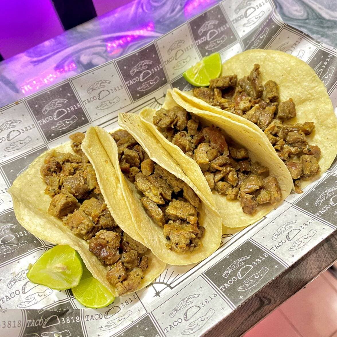 4 TACOS DE ASADA (MAIZ) + COCA COLA