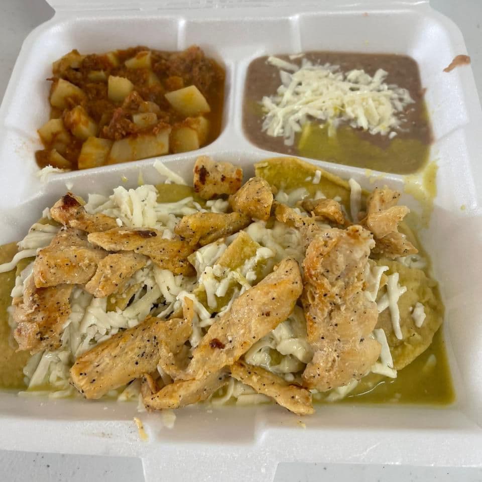 Chilaquiles verdes montados de fajitas de pollo