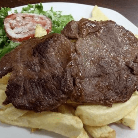 Bistec a la Parrilla con Papas, Ensalada y Arroz