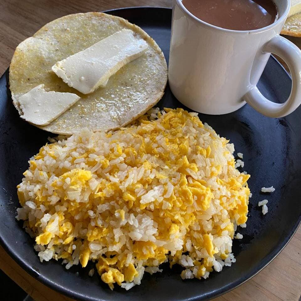 Arepa, quesito, arroz con huevo revuelto al gusto