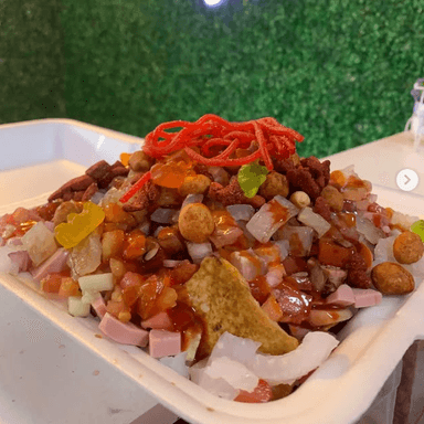 CHAROLA DE TOSTITOS CON CEVICHE DE SALCHICHA