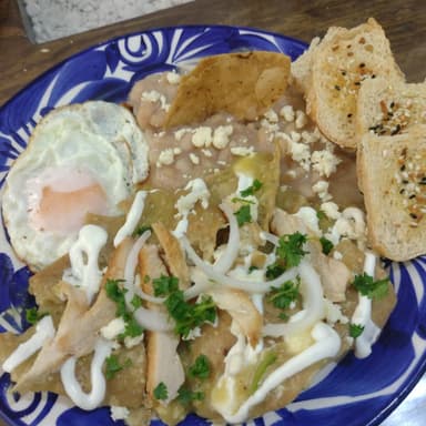 Chilaquiles Verdes o JB  C/ Pollo y Huevo