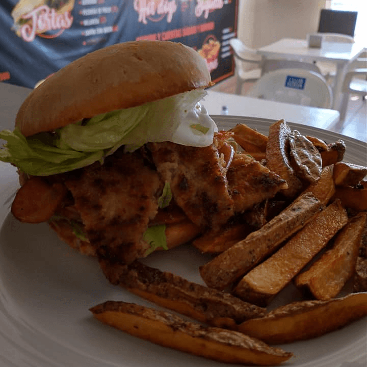 Torta Milanesa + Papitas Fritas