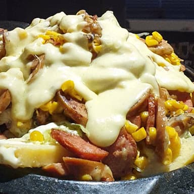 Salchipapa Monster con Carne y Pollo