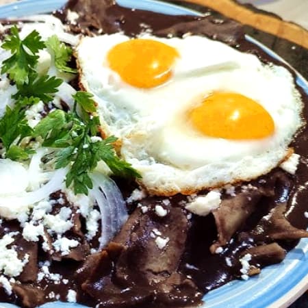 CHILAQUILES EN SALSA DE FRIJOL CON HUEVO