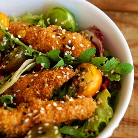 ENSALADA DE POLLO EMPANIZADA