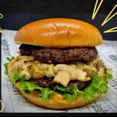 Hamburguesa 1/2 Libra + Papas Fritas
