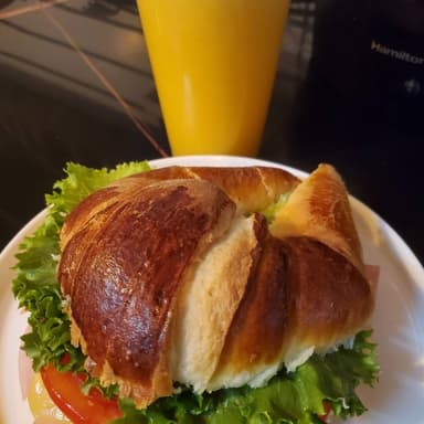 Cuernito de jamón y jugo de naranja natural 16 oz