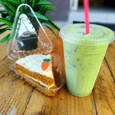 Latte Matcha + Rebanada P. Zanahoria