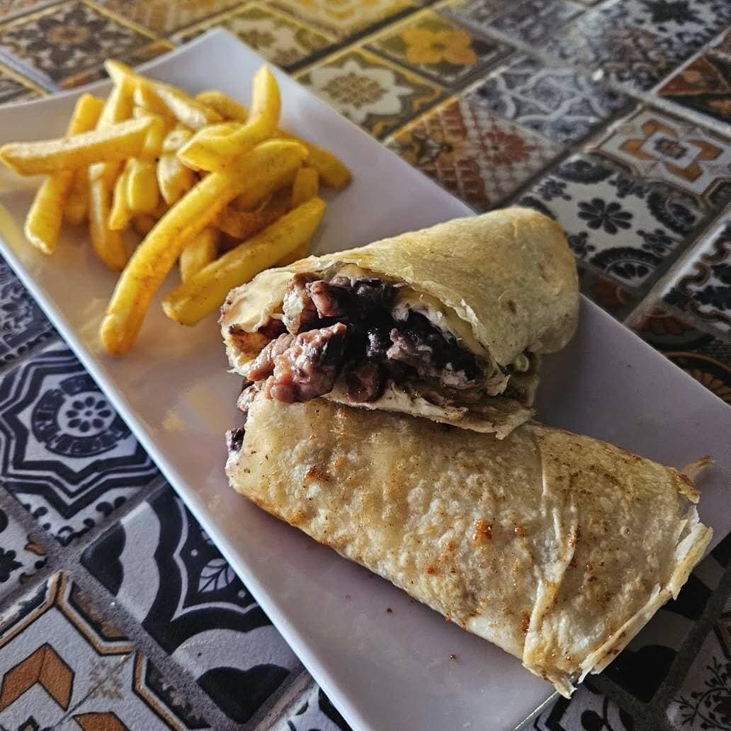 2 Burritos y Refresco Combo