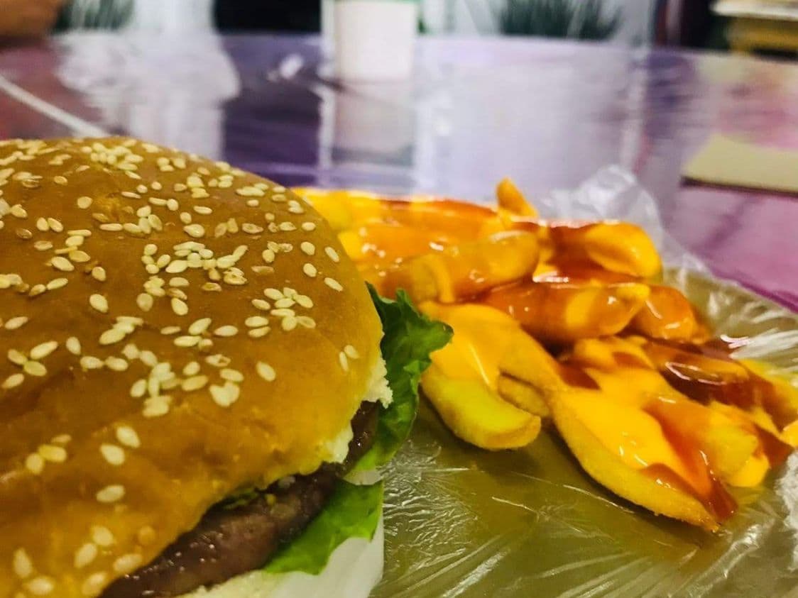 Hamburguesa Super DON BIGOTES Papas de Gajo Bebida