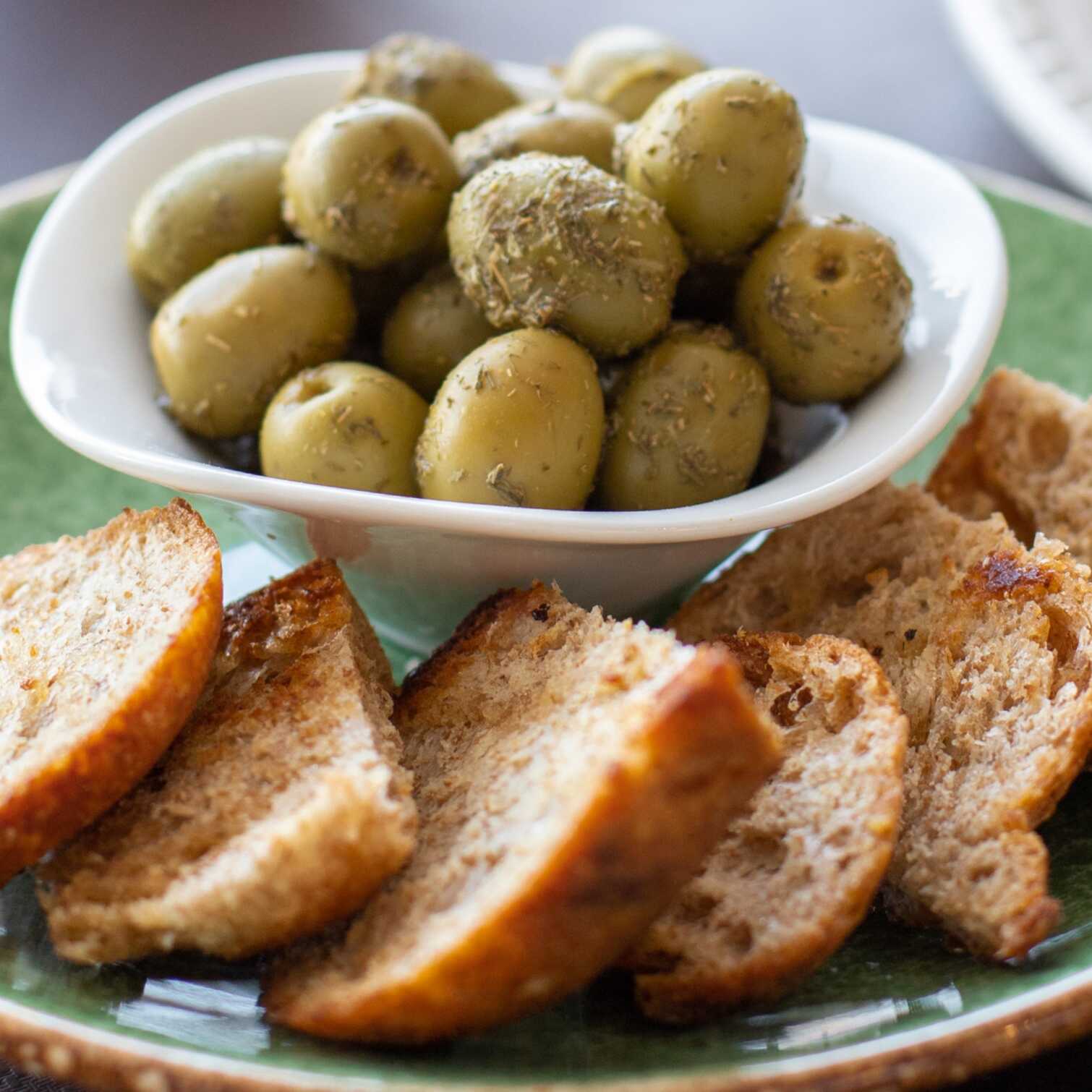 Aceitunas con Pan de Masa Madre