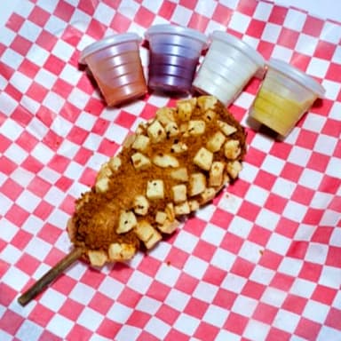 BANDERILLA DE SALCHICHA CUBIERTA DE PAPA