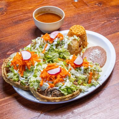 Combinación3-1 taco dorado, 2 sopes, 1 chimichanga