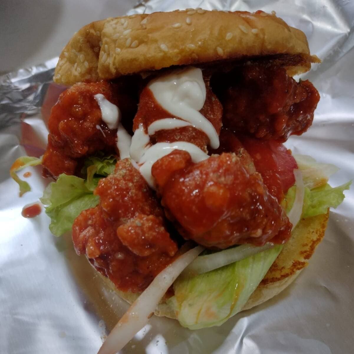 Hamburguesa De Boneless, Papas Y Aderezo