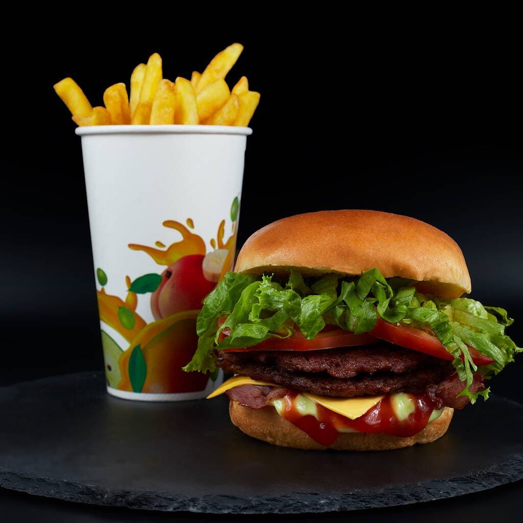 Hamburguesa Doble con Queso y Papas Fritas