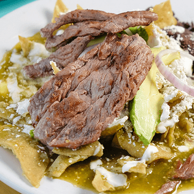 Chilaquiles Verdes o Rojos con Arrachera