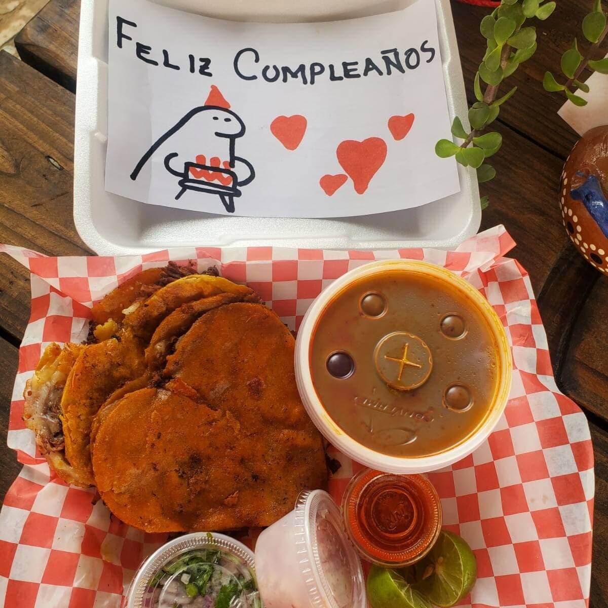 6 QUESABIRRIA CORAZON + 1 CONSOME 8oz