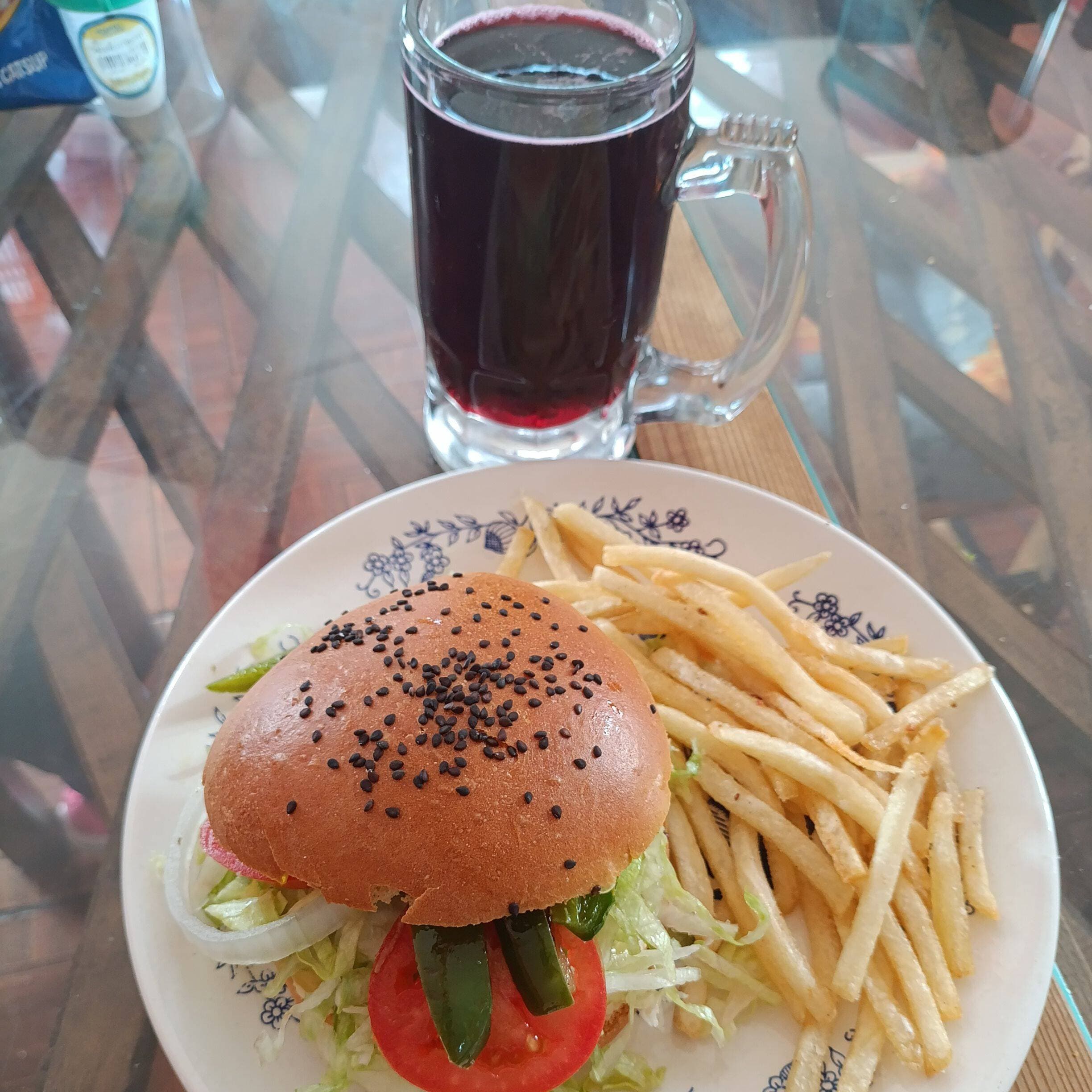 Hamburguesa normal + papas + agua