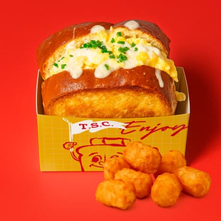 Mr. Egg + Tater Tots + Refresco
