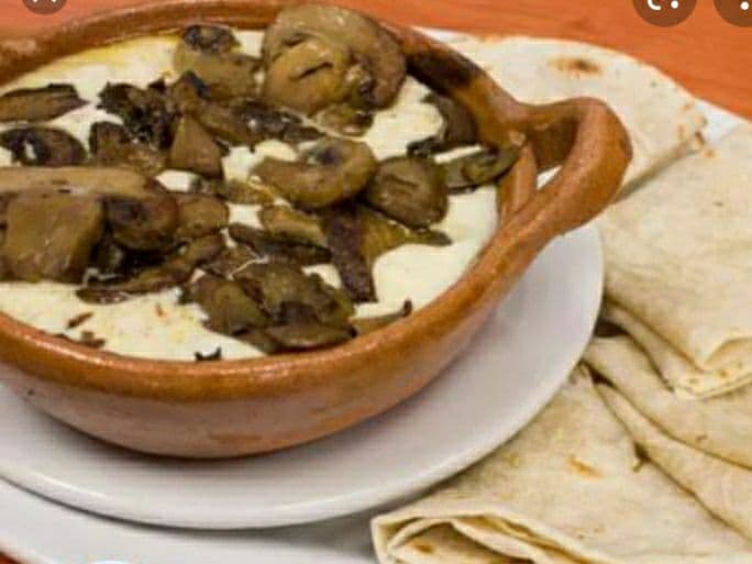 QUESO FUNDIDO CON CHAMPIÑONES