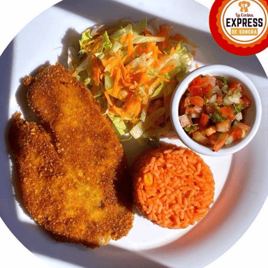 PESCADO EMPANIZADO, ENSALADA, 2 GUARNICIONES