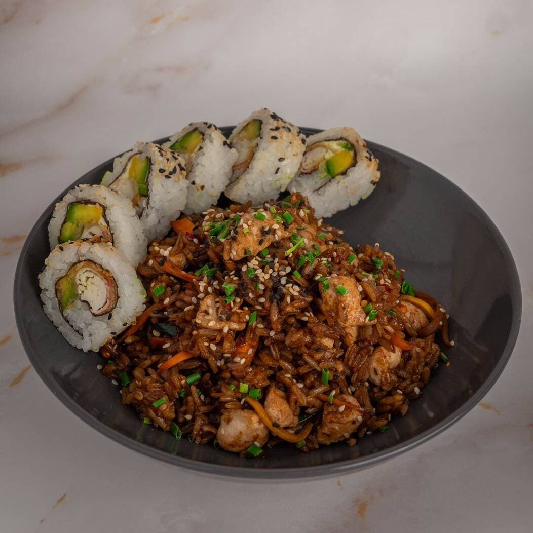 5 Bocados de Sushi mas Un Arroz Yakimeshi + 1 té