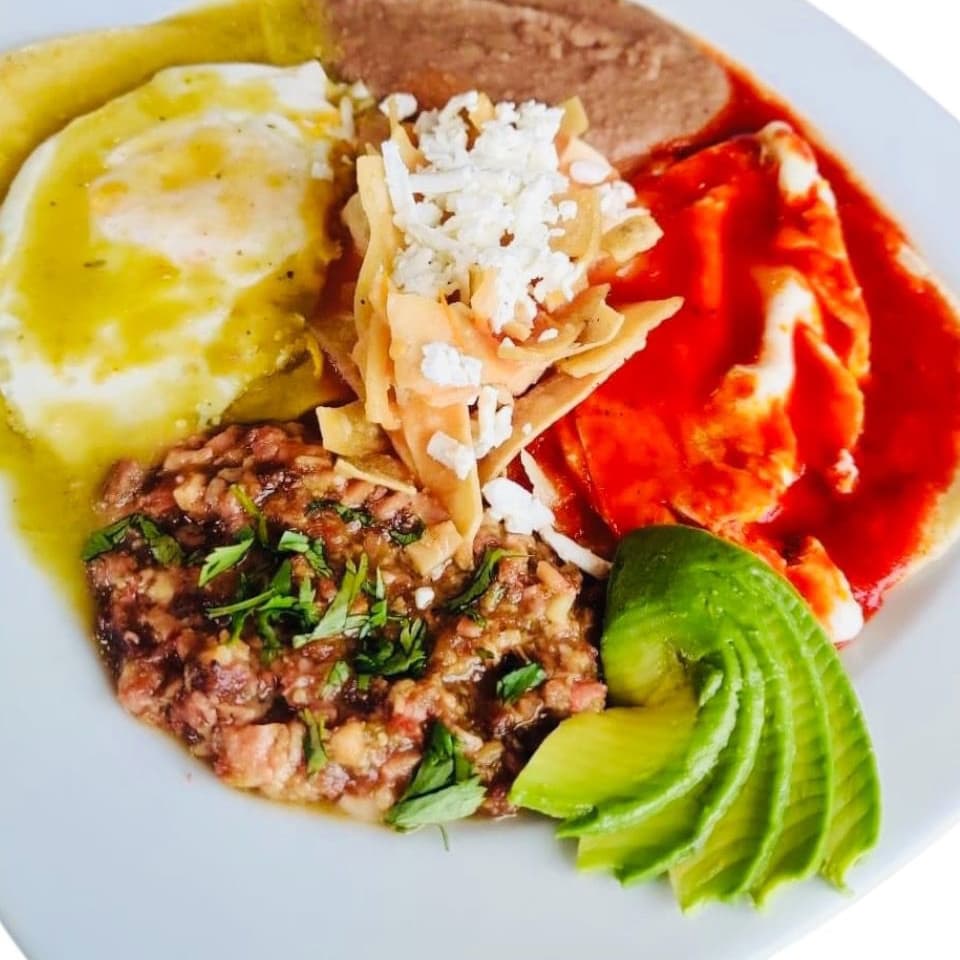 Huevos divorciados con chicarron prensado