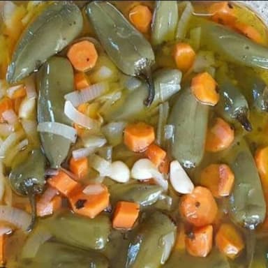 Chiles en escabeche.(vaso de chiles en vinagre)