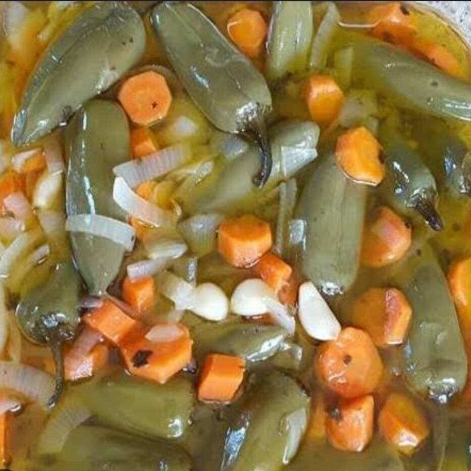 Chiles en escabeche.(vaso de chiles en vinagre)