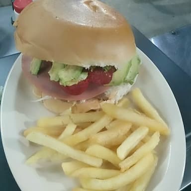 1 .HAMBURGUESA  SALCHICHA BURGUER..CON PAPÁS FRANC