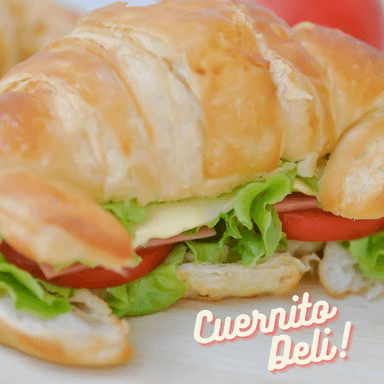 Cuernito relleno acompañado con papas