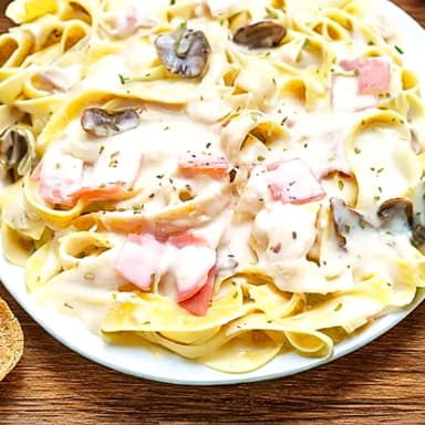 Fetuccine al Alfredo+pan al Ajo