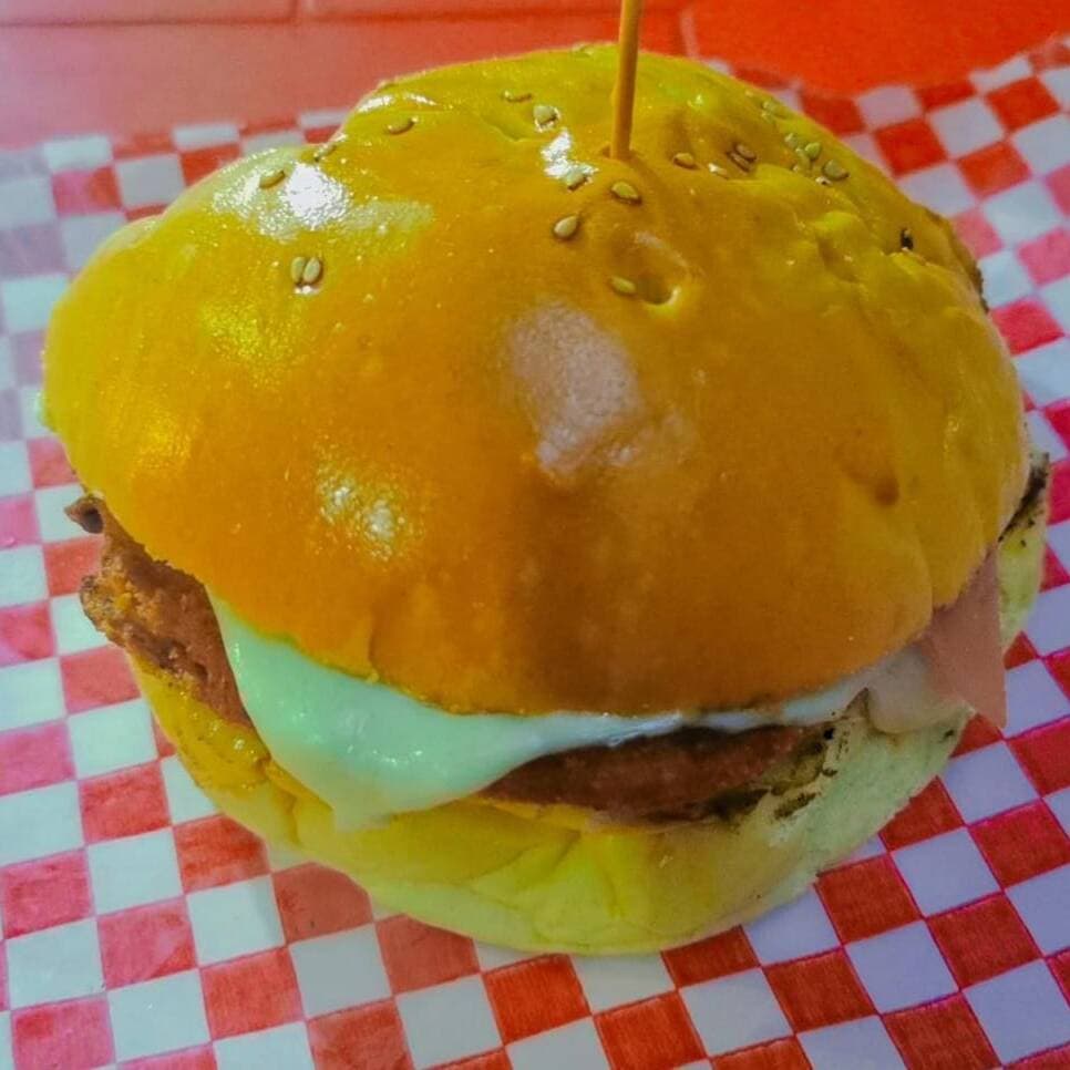 Burger Apanado Pollo + Papitas fristas