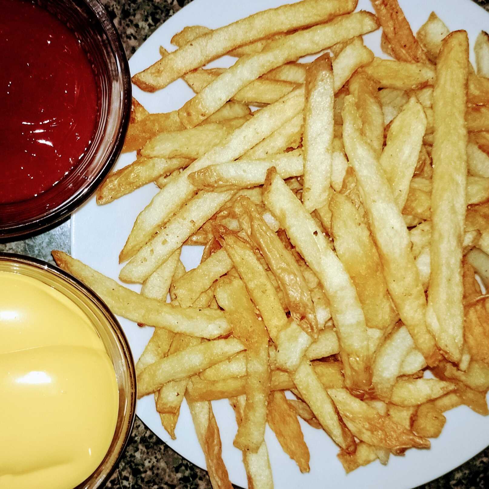 Gde. Papas Fritas Clásicas/Tocino y Queso Nachos