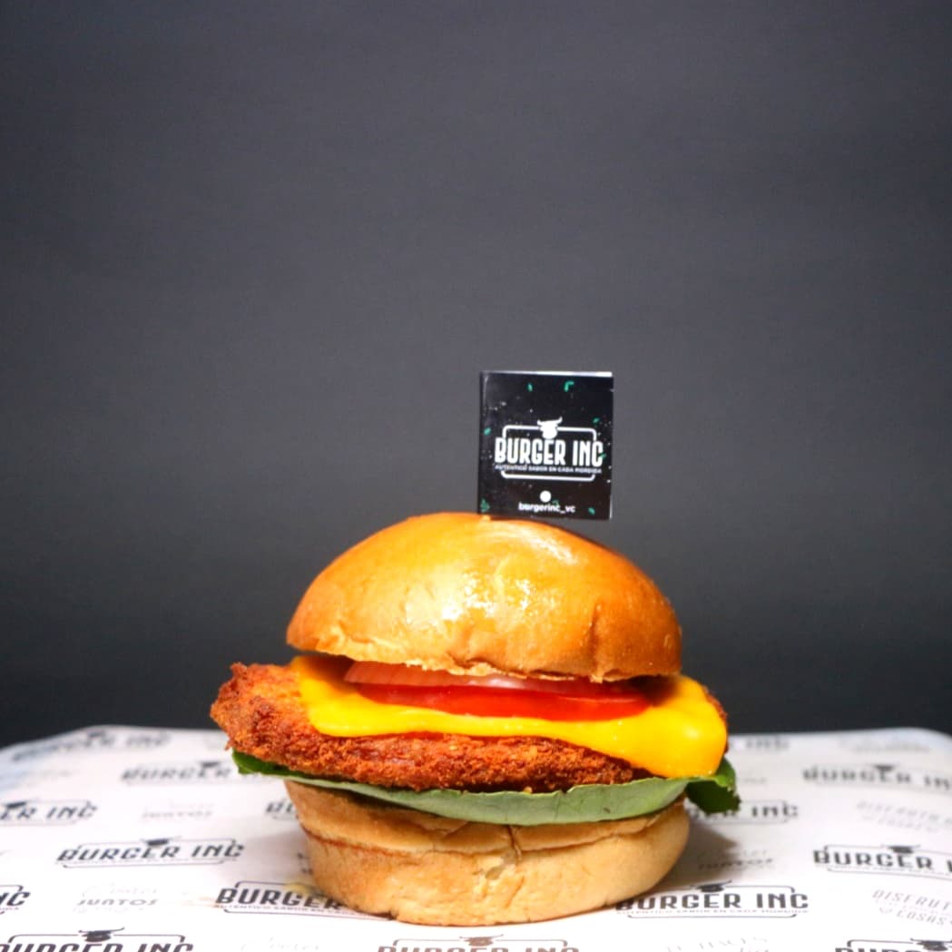 Burger Crispy Chiken Queso y Tocineta